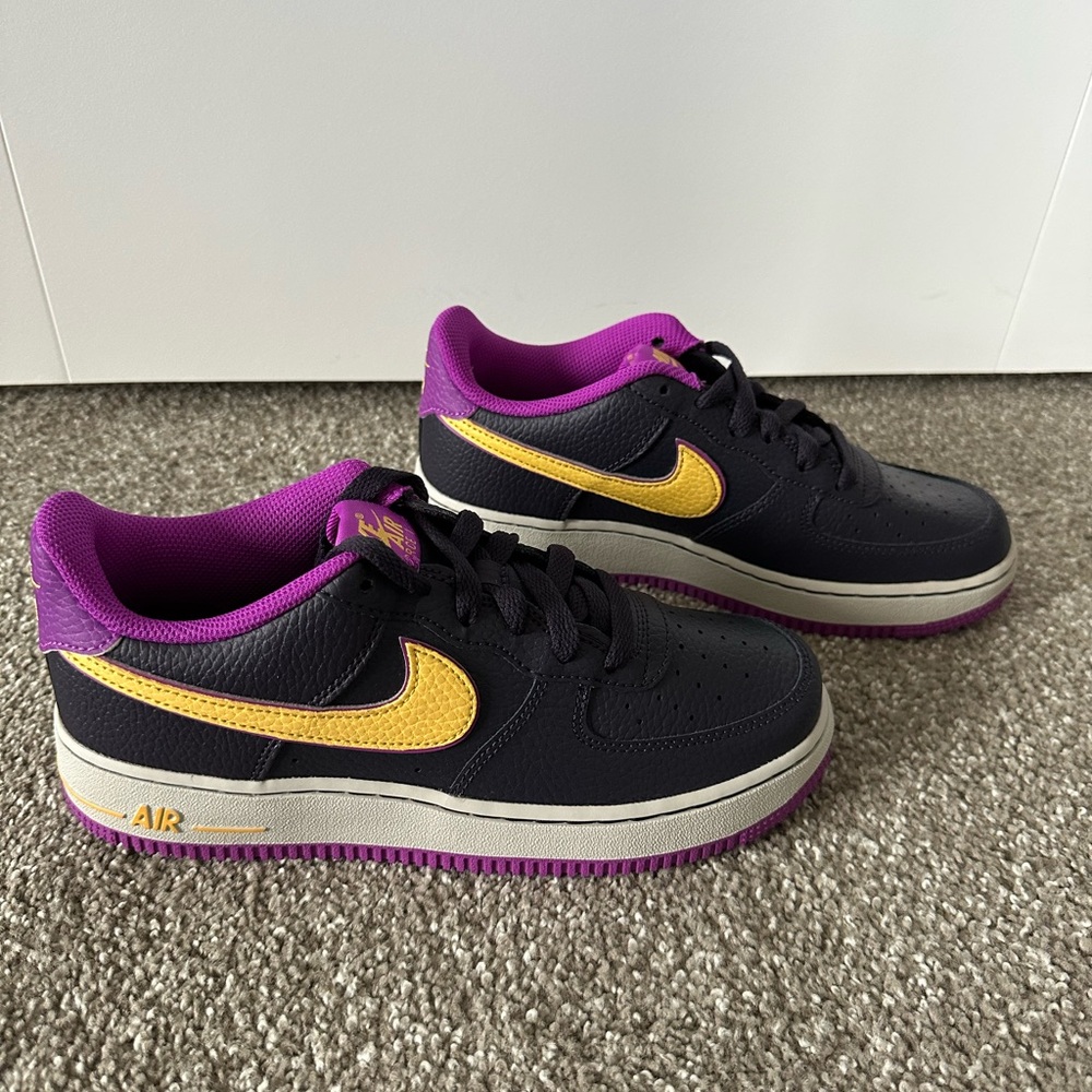 NEW Nike Air Force 1 GS ‘Lakers Alternate’ – Boys’ Size 6Y / Women’s Size 7.5